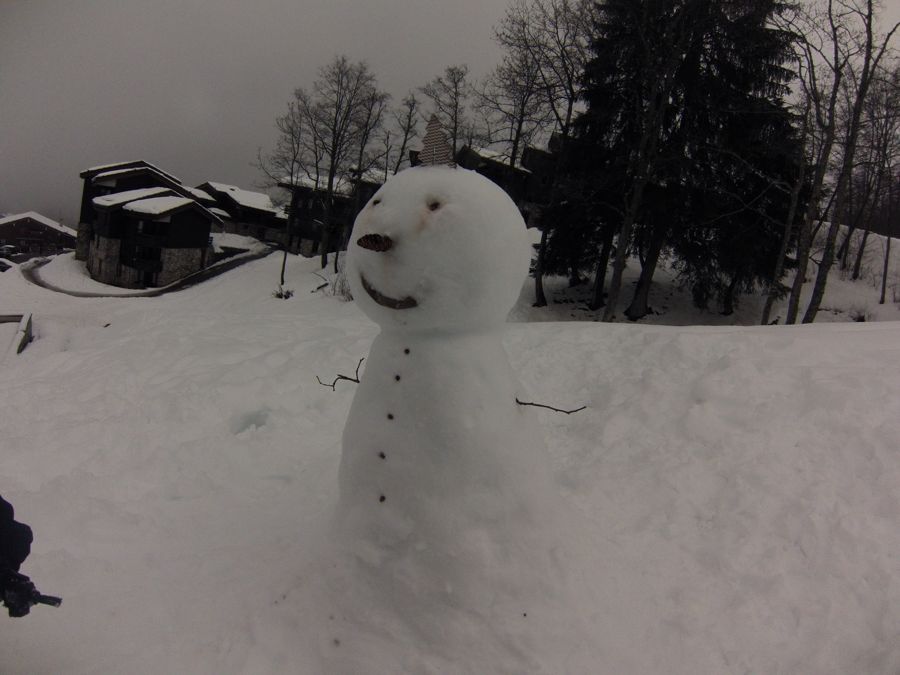 Bonhomme de neige devant le chalet à Valmorel