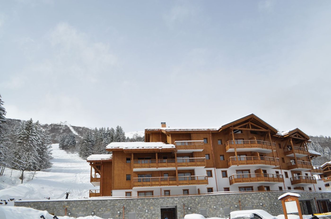 Le chalet E sous la neige à Valmorel, au pied des pistes