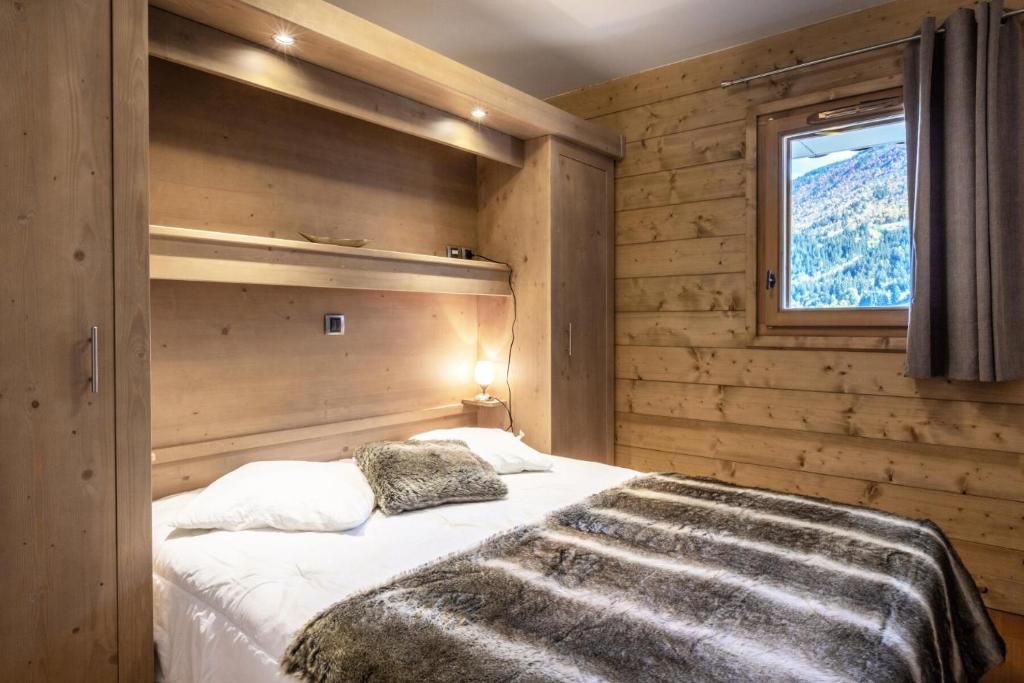 Chambre 2 avec lit queen size et grands placards