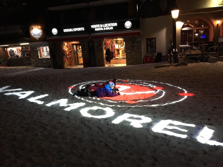 La rue du Bourg de Valmorel le soir, magasins de ski