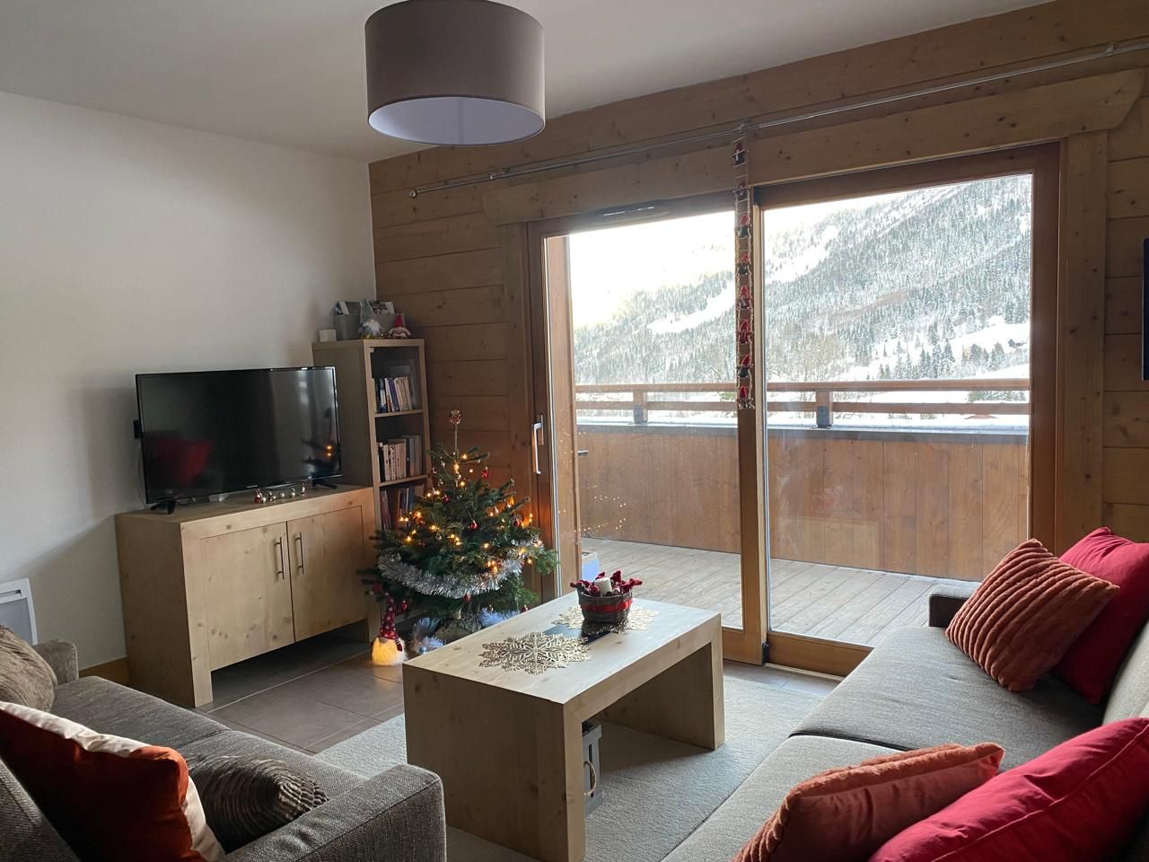 Séjour lumineux ouvert sur la terrasse, vue sur la vallée de Valmorel